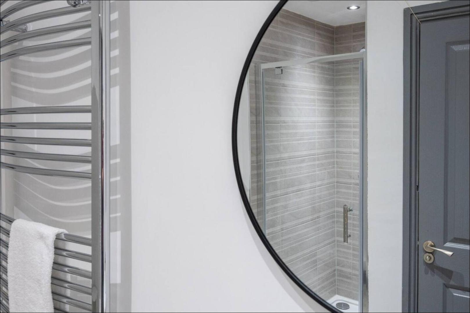 Stunning One Bedroom Apartments Near Shops & Central Cardiff Exterior foto